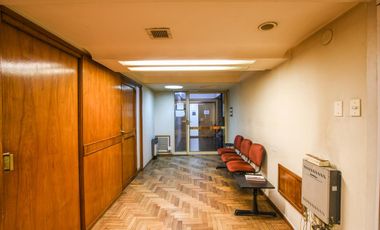Oficina en primer piso - piso exclusivo  - amplia- posibilidad cochera