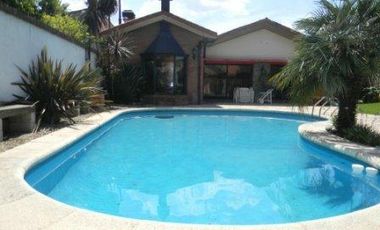 espectacular casa sobre doble lote con gran quincho y piscina en Banfield Oeste