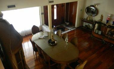 espectacular casa sobre doble lote con gran quincho y piscina en Banfield Oeste