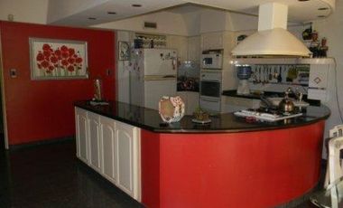 espectacular casa sobre doble lote con gran quincho y piscina en Banfield Oeste