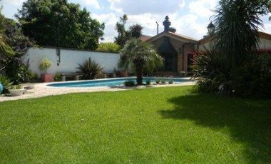 espectacular casa sobre doble lote con gran quincho y piscina en Banfield Oeste