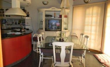 espectacular casa sobre doble lote con gran quincho y piscina en Banfield Oeste