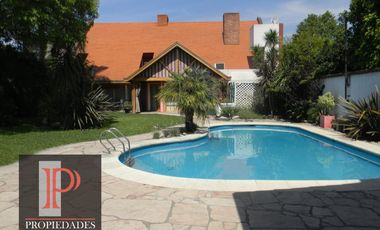 espectacular casa sobre doble lote con gran quincho y piscina en Banfield Oeste