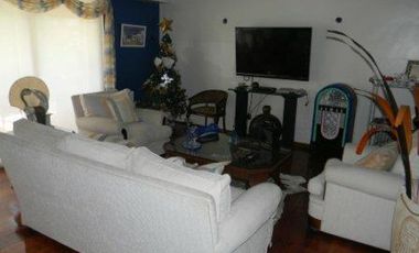 espectacular casa sobre doble lote con gran quincho y piscina en Banfield Oeste