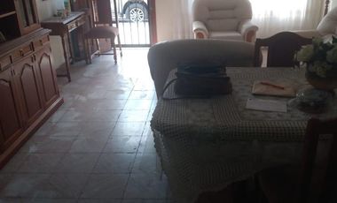 Casa de 4 ambientes con Local y Galpón