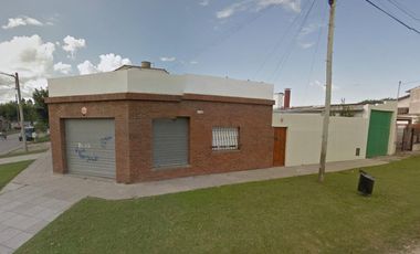 Casa de 4 ambientes con Local y Galpón