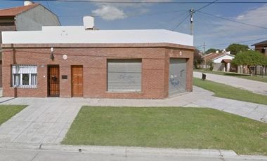 Casa de 4 ambientes con Local y Galpón