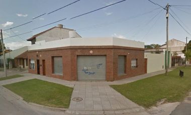 Casa de 4 ambientes con Local y Galpón