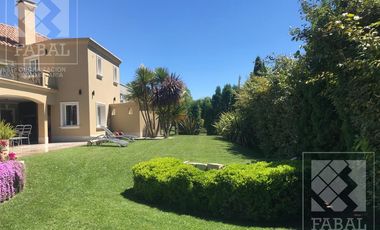 Casa venta barrio privado La Comarca, Centenario, 3 dormitorios, 3 baños, jardín y cochera