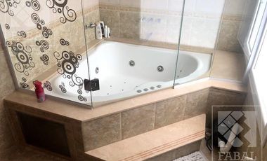 Casa venta barrio privado La Comarca, Centenario, 3 dormitorios, 3 baños, jardín y cochera