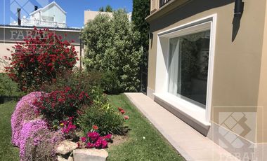 Casa venta barrio privado La Comarca, Centenario, 3 dormitorios, 3 baños, jardín y cochera