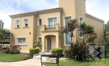 Casa venta barrio privado La Comarca, Centenario, 3 dormitorios, 3 baños, jardín y cochera
