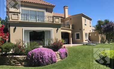 Casa venta barrio privado La Comarca, Centenario, 3 dormitorios, 3 baños, jardín y cochera