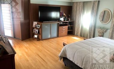 Casa venta barrio privado La Comarca, Centenario, 3 dormitorios, 3 baños, jardín y cochera