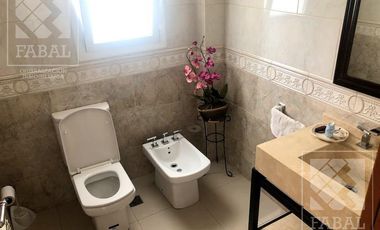 Casa venta barrio privado La Comarca, Centenario, 3 dormitorios, 3 baños, jardín y cochera