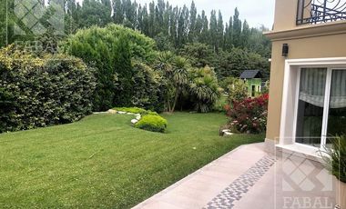 Casa venta barrio privado La Comarca, Centenario, 3 dormitorios, 3 baños, jardín y cochera