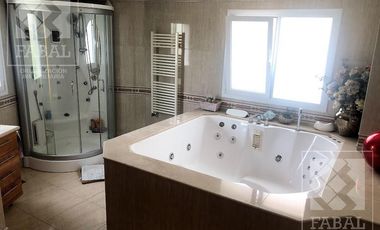 Casa venta barrio privado La Comarca, Centenario, 3 dormitorios, 3 baños, jardín y cochera