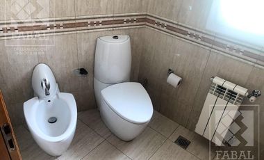 Casa venta barrio privado La Comarca, Centenario, 3 dormitorios, 3 baños, jardín y cochera