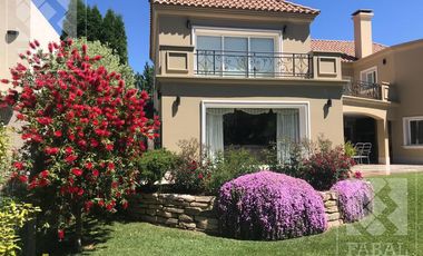 Casa venta barrio privado La Comarca, Centenario, 3 dormitorios, 3 baños, jardín y cochera