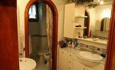 inportante casa de 5 dormitorios con parque y piscina en Lomas de Zamora Oeste