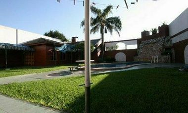 inportante casa de 5 dormitorios con parque y piscina en Lomas de Zamora Oeste