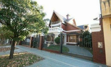 inportante casa de 5 dormitorios con parque y piscina en Lomas de Zamora Oeste