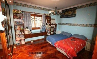 inportante casa de 5 dormitorios con parque y piscina en Lomas de Zamora Oeste