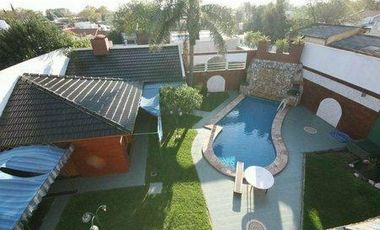 inportante casa de 5 dormitorios con parque y piscina en Lomas de Zamora Oeste