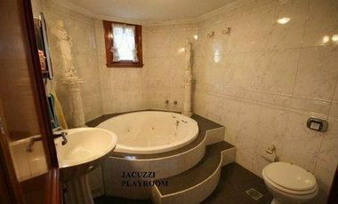 inportante casa de 5 dormitorios con parque y piscina en Lomas de Zamora Oeste