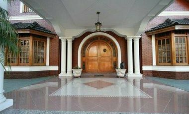 inportante casa de 5 dormitorios con parque y piscina en Lomas de Zamora Oeste