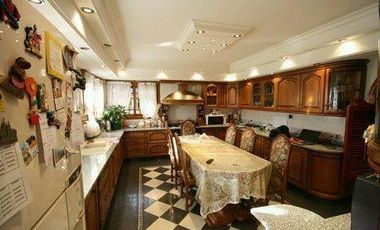 inportante casa de 5 dormitorios con parque y piscina en Lomas de Zamora Oeste