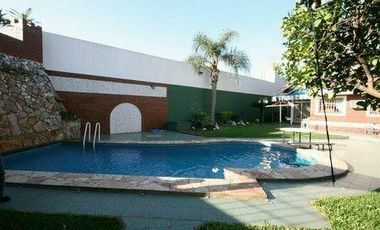 inportante casa de 5 dormitorios con parque y piscina en Lomas de Zamora Oeste