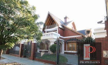 inportante casa de 5 dormitorios con parque y piscina en Lomas de Zamora Oeste