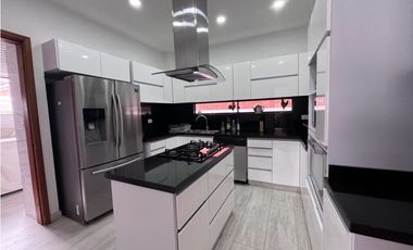 Rento   amplia casa campestre con ascensor.