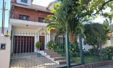 Casa  de 3 plantas ideal para actualizar