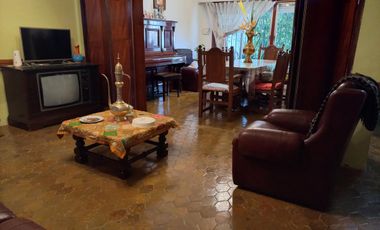 Casa  de 3 plantas ideal para actualizar