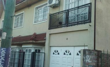 DUPLEX DE 3 AMBIENTES CON COCHERA EN MARMOL