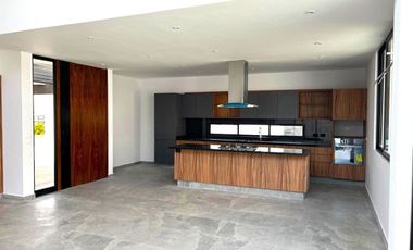 Casa en Fraccionamiento en Lomas de Cuernavaca, Temixco, Morelos CAEN-1082-Fr*