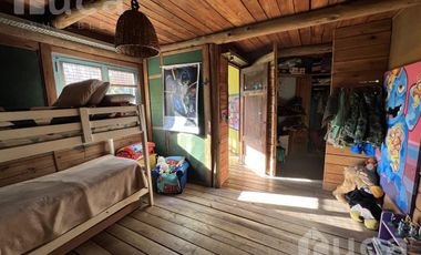 VENTA | ENCANTADORA CASA de Madera c/Jardin y Pileta | Barrio Las Glorias