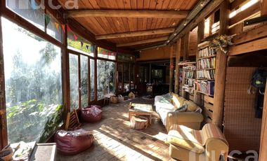 VENTA | ENCANTADORA CASA de Madera c/Jardin y Pileta | Barrio Las Glorias
