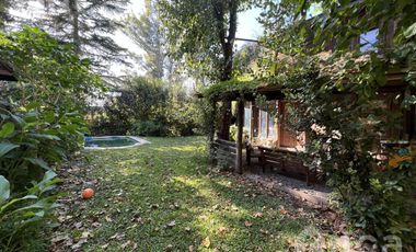 VENTA | ENCANTADORA CASA de Madera c/Jardin y Pileta | Barrio Las Glorias