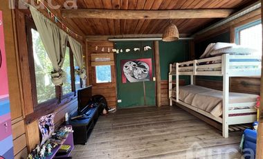 VENTA | ENCANTADORA CASA de Madera c/Jardin y Pileta | Barrio Las Glorias