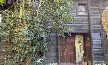 VENTA | ENCANTADORA CASA de Madera c/Jardin y Pileta | Barrio Las Glorias