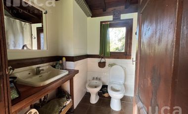 VENTA | ENCANTADORA CASA de Madera c/Jardin y Pileta | Barrio Las Glorias