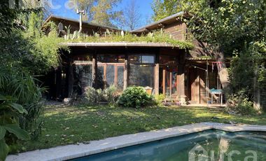 VENTA | ENCANTADORA CASA de Madera c/Jardin y Pileta | Barrio Las Glorias