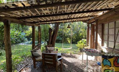 VENTA | ENCANTADORA CASA de Madera c/Jardin y Pileta | Barrio Las Glorias