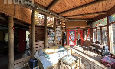 VENTA | ENCANTADORA CASA de Madera c/Jardin y Pileta | Barrio Las Glorias