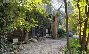 VENTA | ENCANTADORA CASA de Madera c/Jardin y Pileta | Barrio Las Glorias