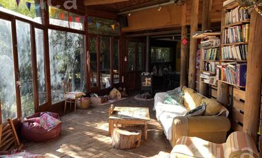 VENTA | ENCANTADORA CASA de Madera c/Jardin y Pileta | Barrio Las Glorias