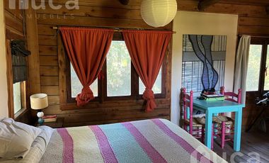 VENTA | ENCANTADORA CASA de Madera c/Jardin y Pileta | Barrio Las Glorias